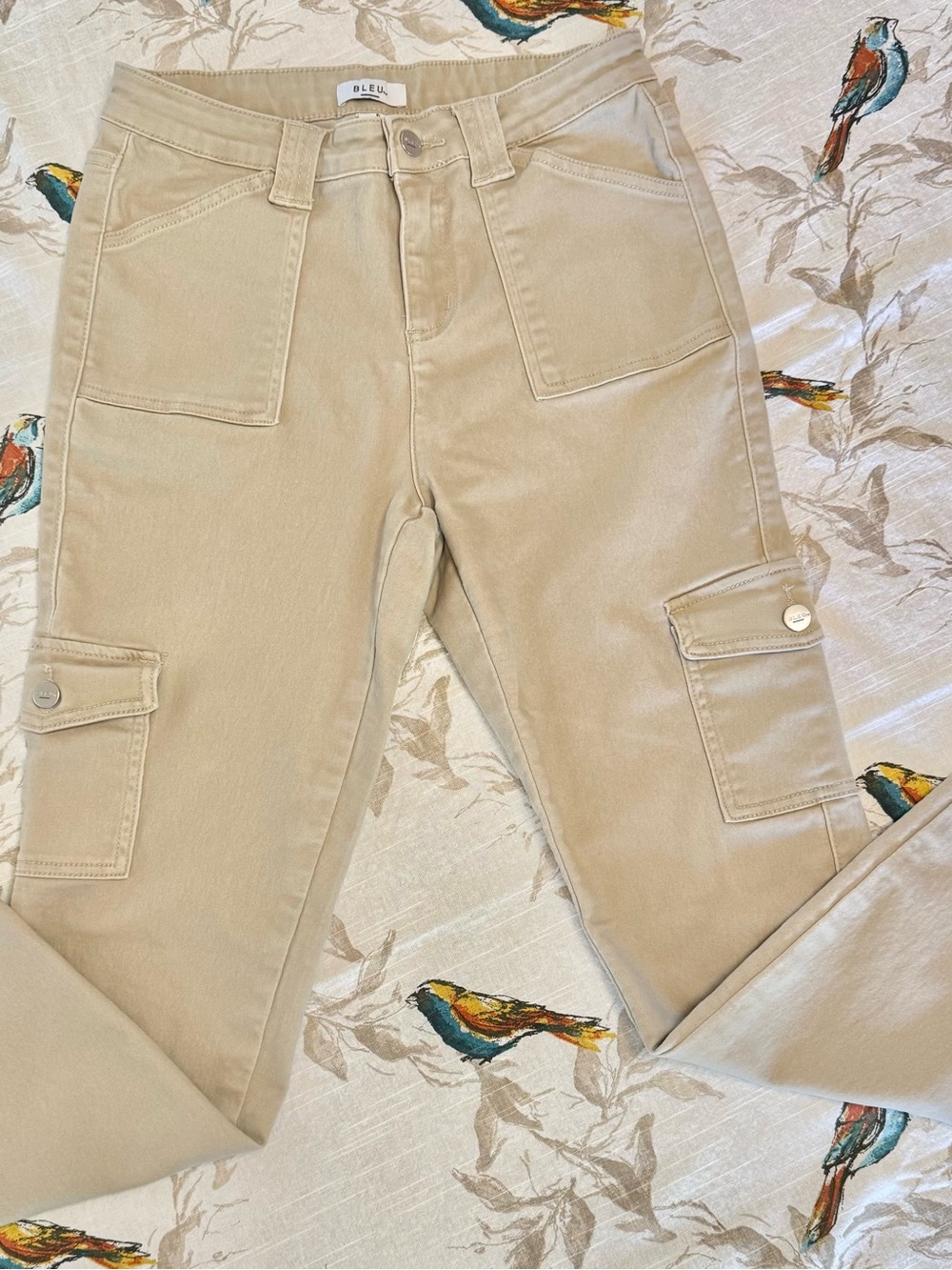 Code Bleu Women's Cargo Pants in Light khaki. Size 6.